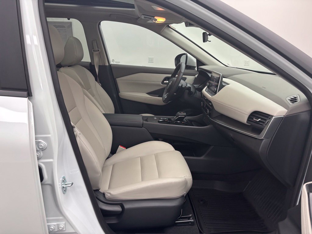 Used 2024 Nissan Rogue SV w/ SV Premium Package FWD image 32