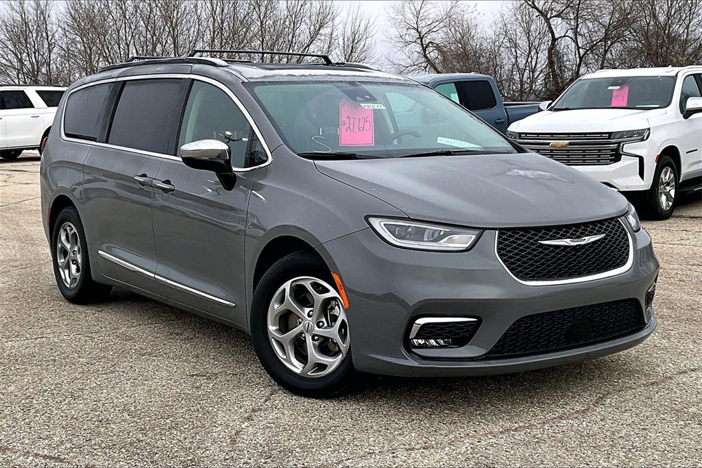 Used 2023 Chrysler Pacifica Limited image 1