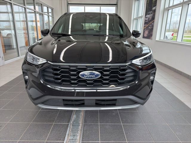 Certified 2025 Ford Escape ST-Line Select AWD/4WD image 2