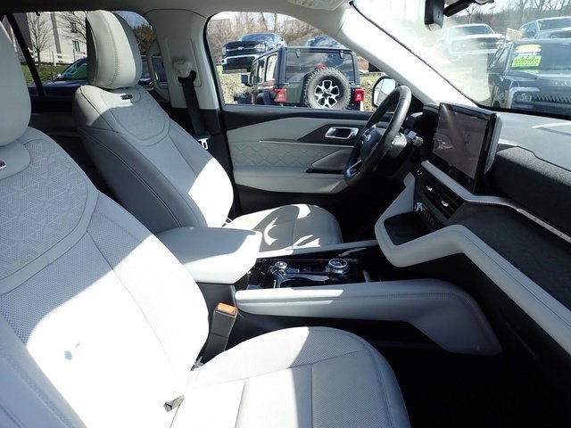Certified 2025 Ford Explorer Platinum w/ LUX Leather Package image 12