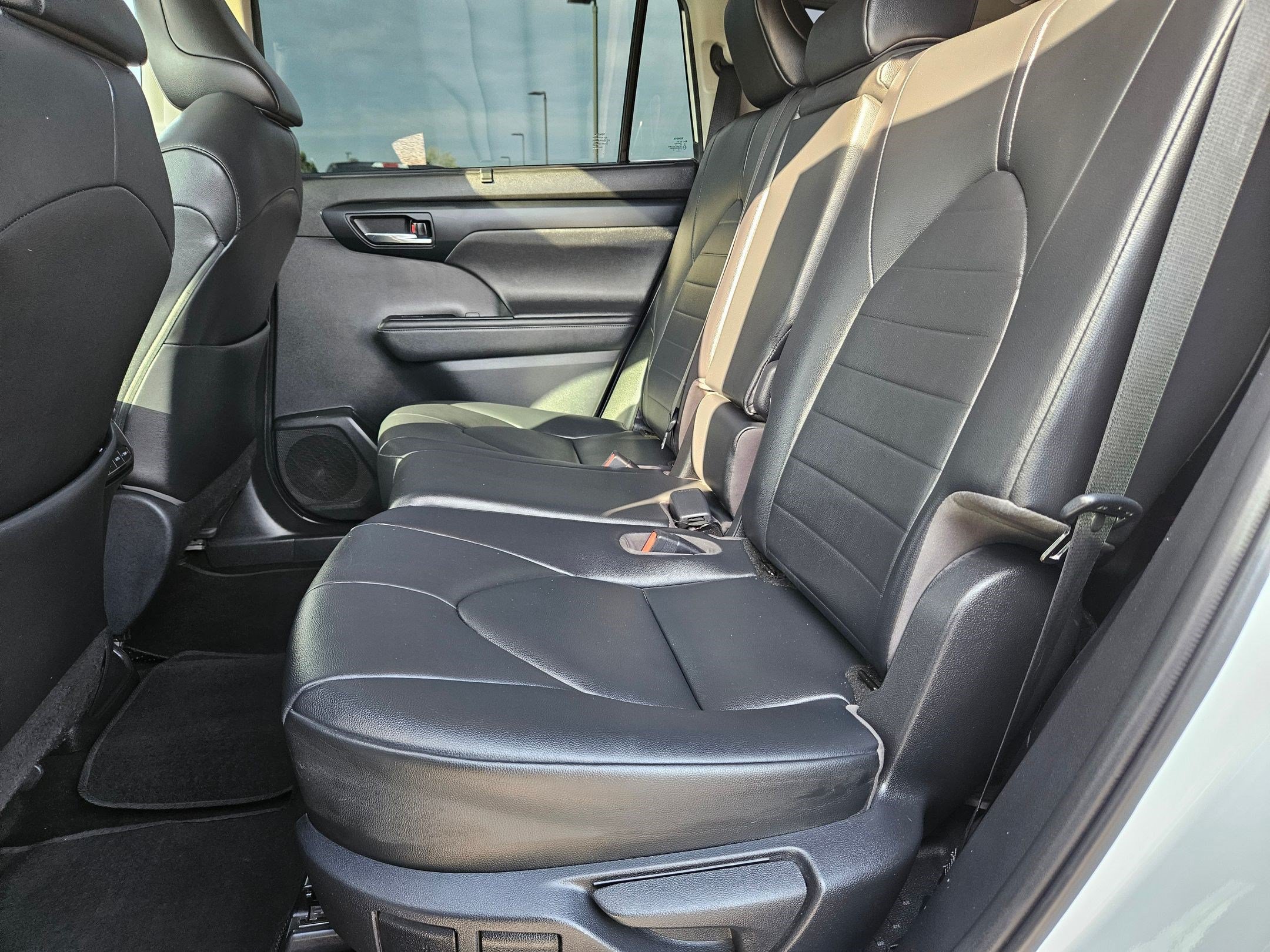 Used 2020 Toyota Highlander XLE AWD/4WD image 39