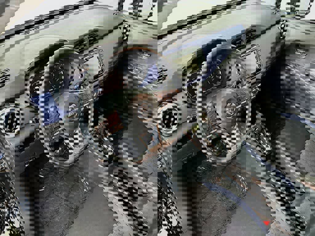 Used 2023 Nissan Versa SV image 2