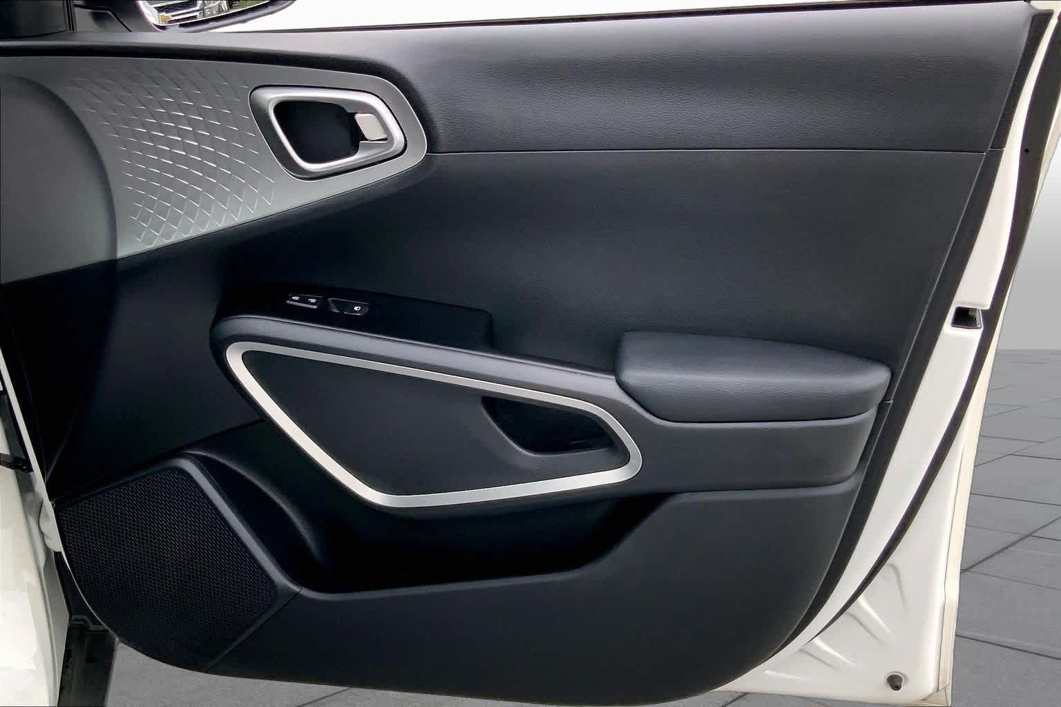 Used 2025 Kia Soul LX w/ LX Technology Package FWD image 21