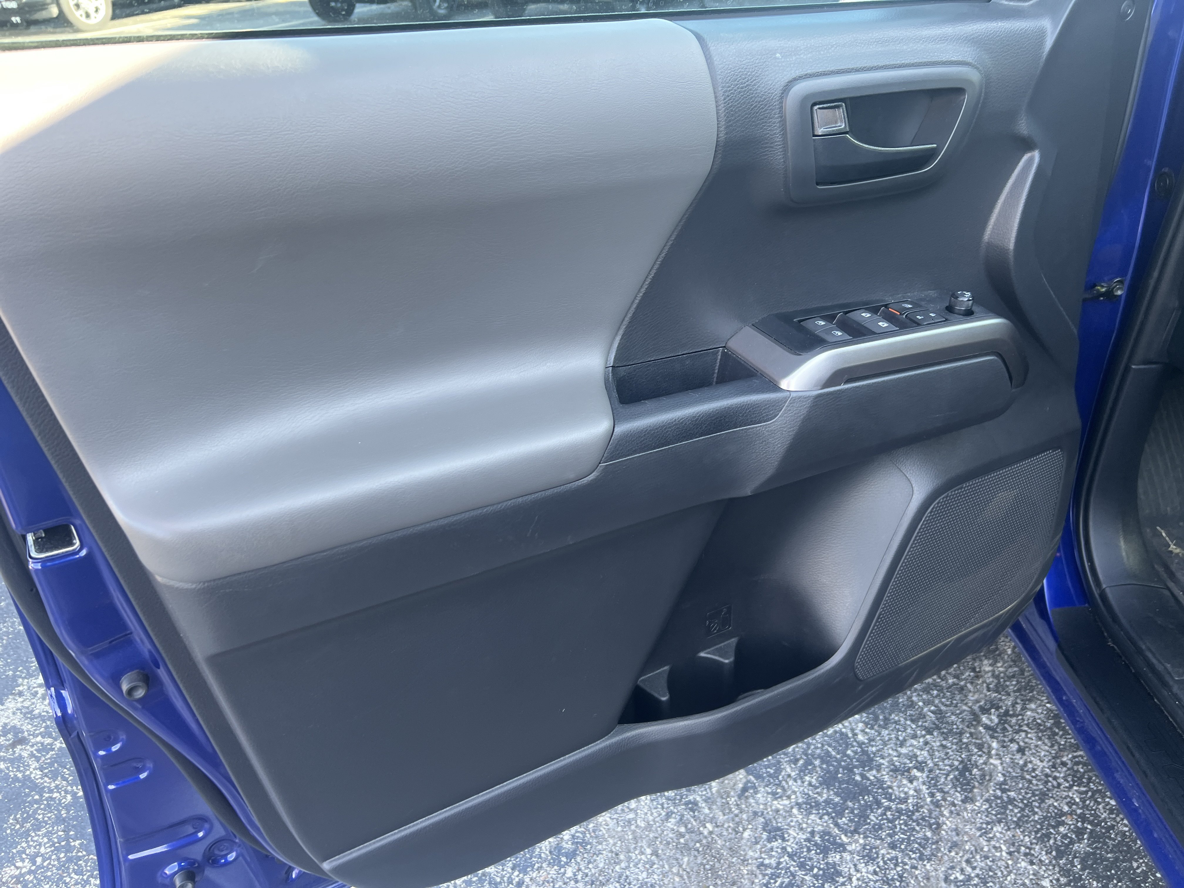 Used 2023 Toyota Tacoma SR5 w/ Technology Package AWD/4WD image 8