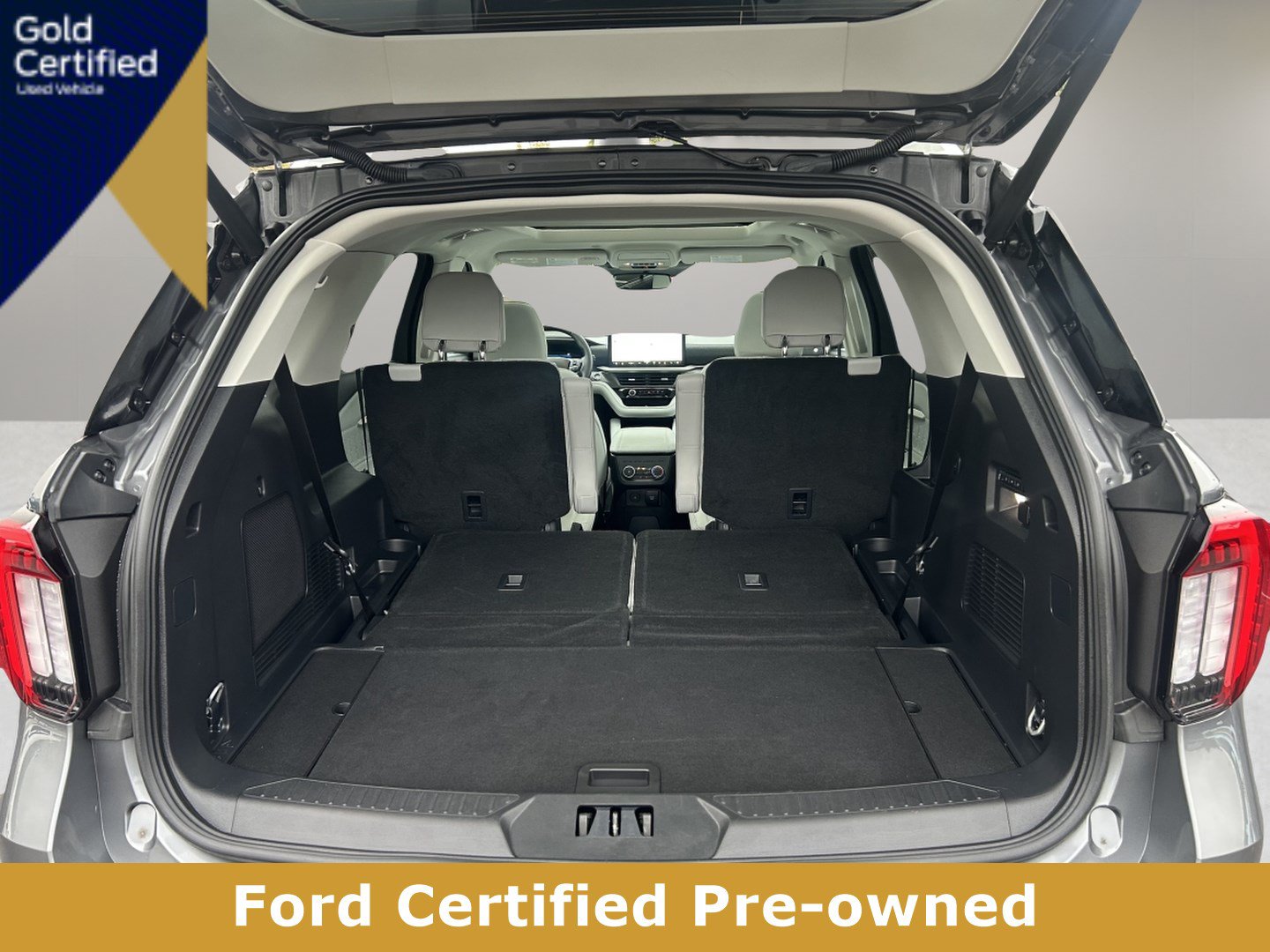 Certified 2025 Ford Explorer Platinum w/ Ultimate Package AWD/4WD image 7