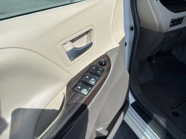 Used 2017 Toyota Sienna XLE w/ XLE Navigation Package AWD/4WD image 12