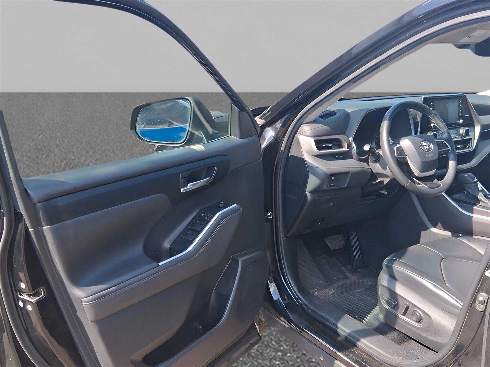 Used 2022 Toyota Highlander XLE FWD image 9