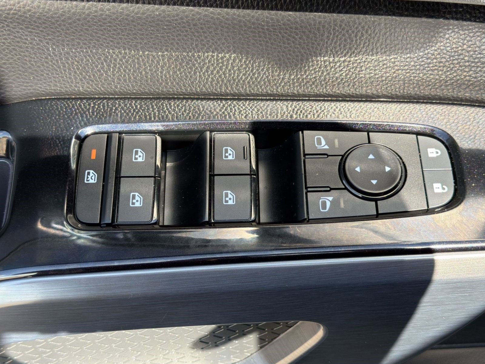 Used 2024 Nissan Pathfinder SL FWD image 9