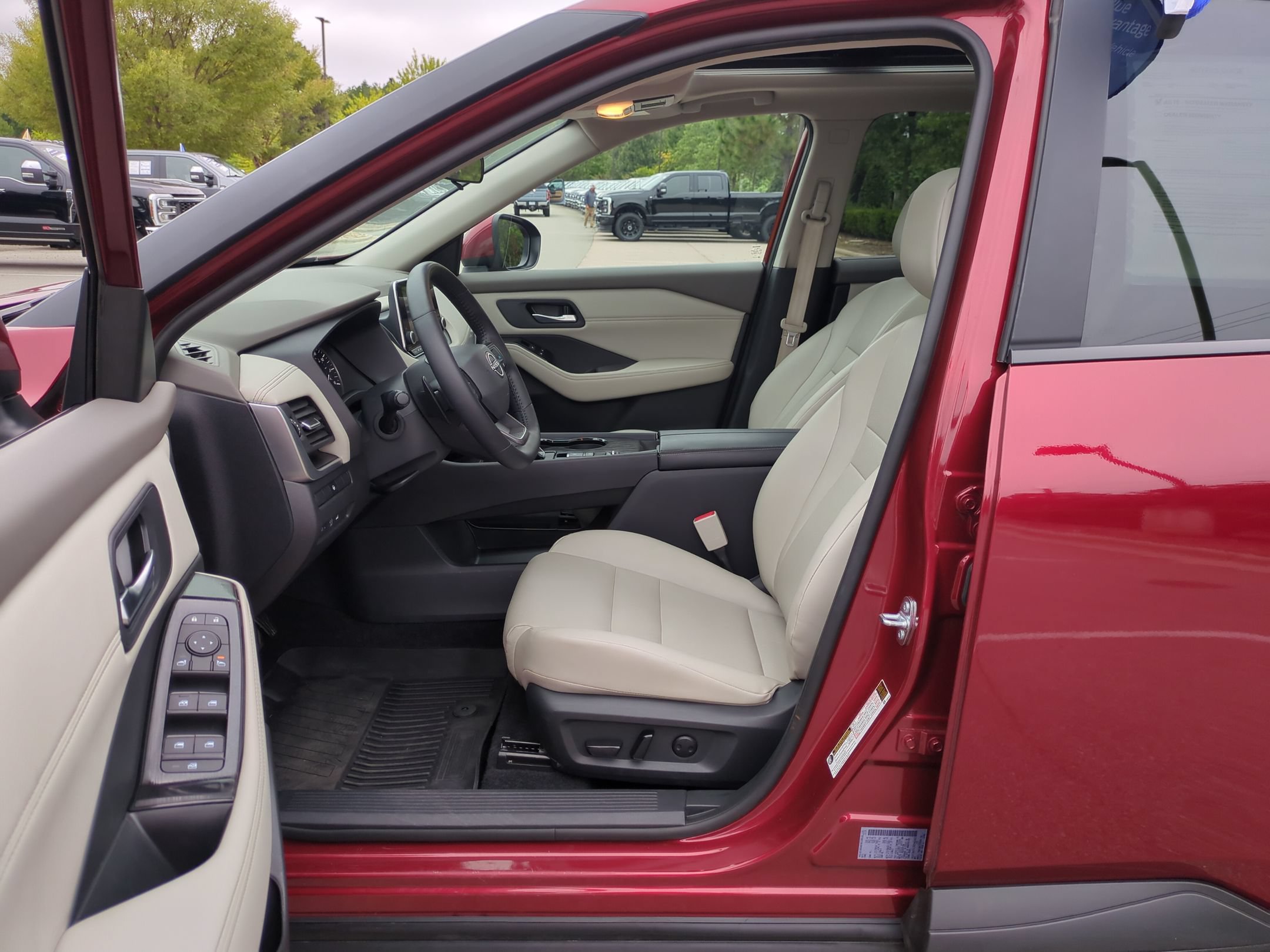 Used 2025 Nissan Rogue SV w/ SV Premium Package FWD image 13