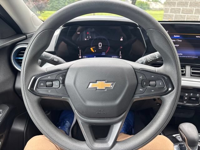 Used 2025 Chevrolet Trax LT FWD image 18