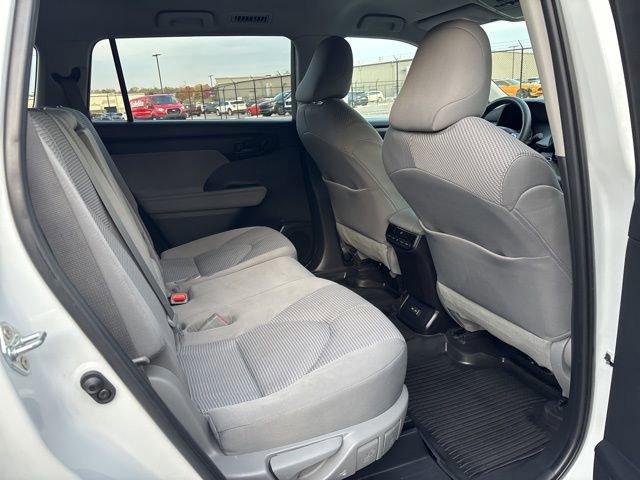 Used 2023 Toyota Highlander L image 10