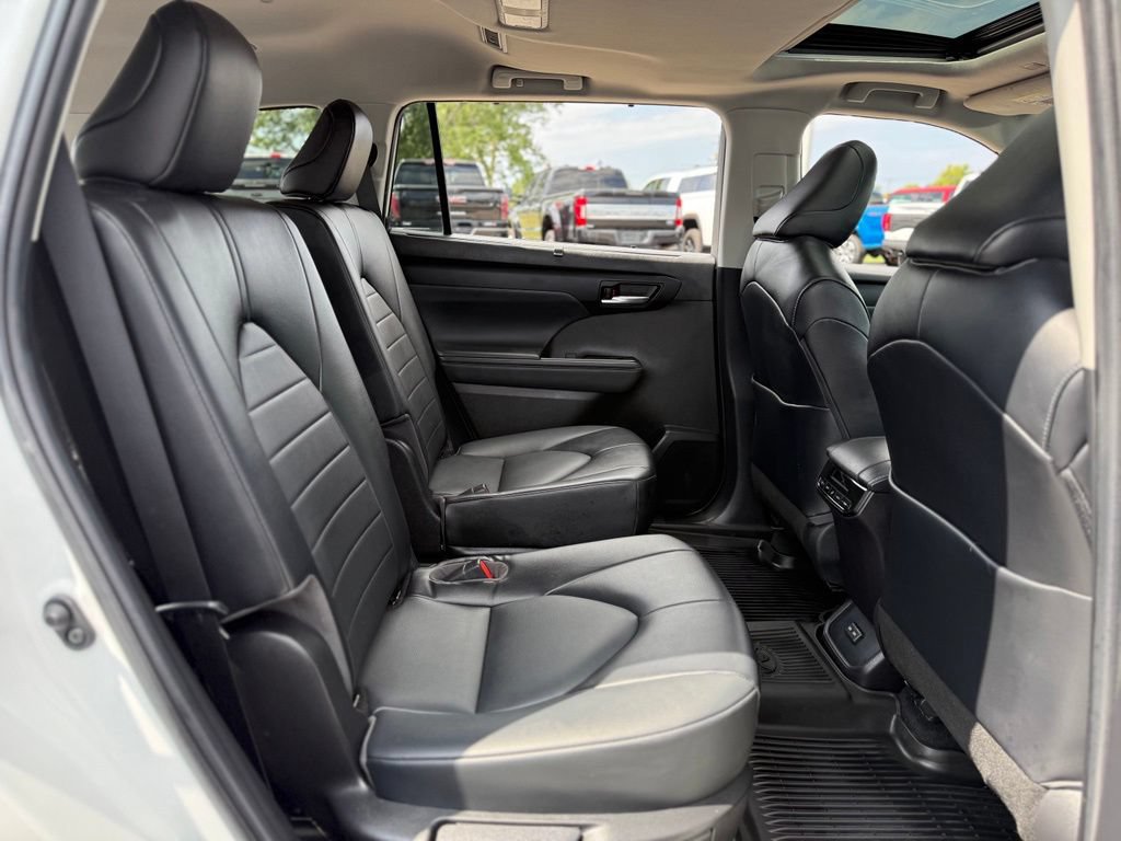 Used 2022 Toyota Highlander XLE AWD/4WD image 16