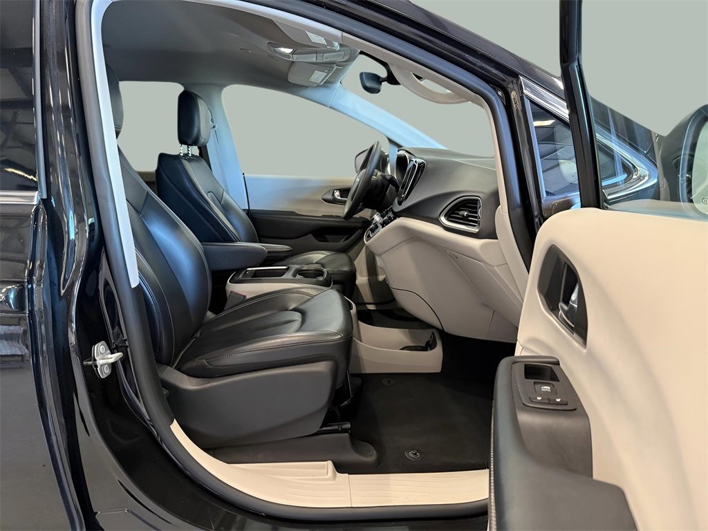 Used 2023 Chrysler Pacifica Touring-L image 14