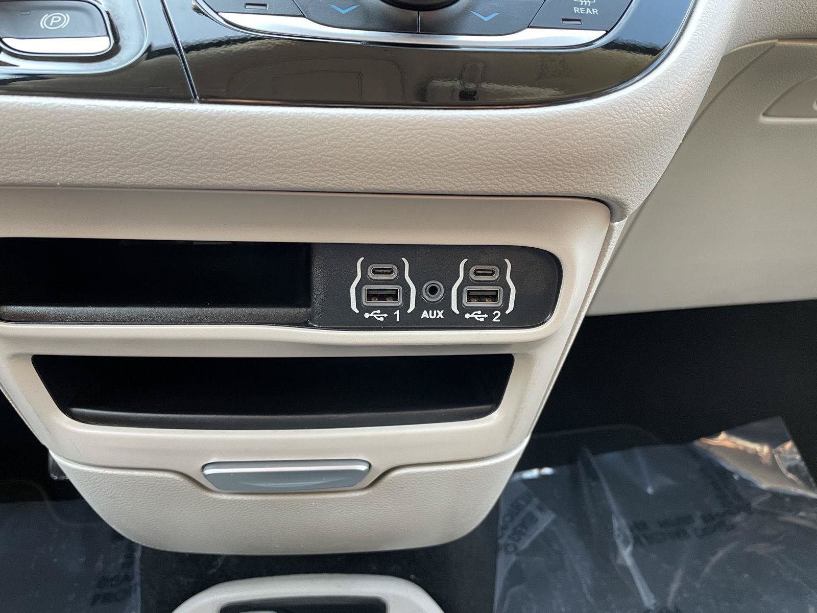 Used 2023 Chrysler Pacifica Touring-L FWD image 28
