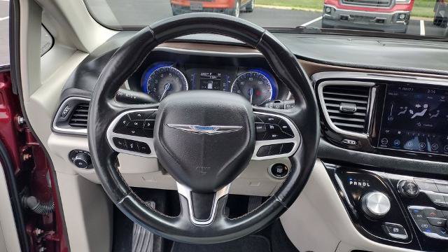 Used 2018 Chrysler Pacifica Touring-L w/ Tire & Wheel Group FWD image 16