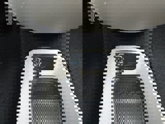 Used 2024 Chrysler Voyager LX image 33