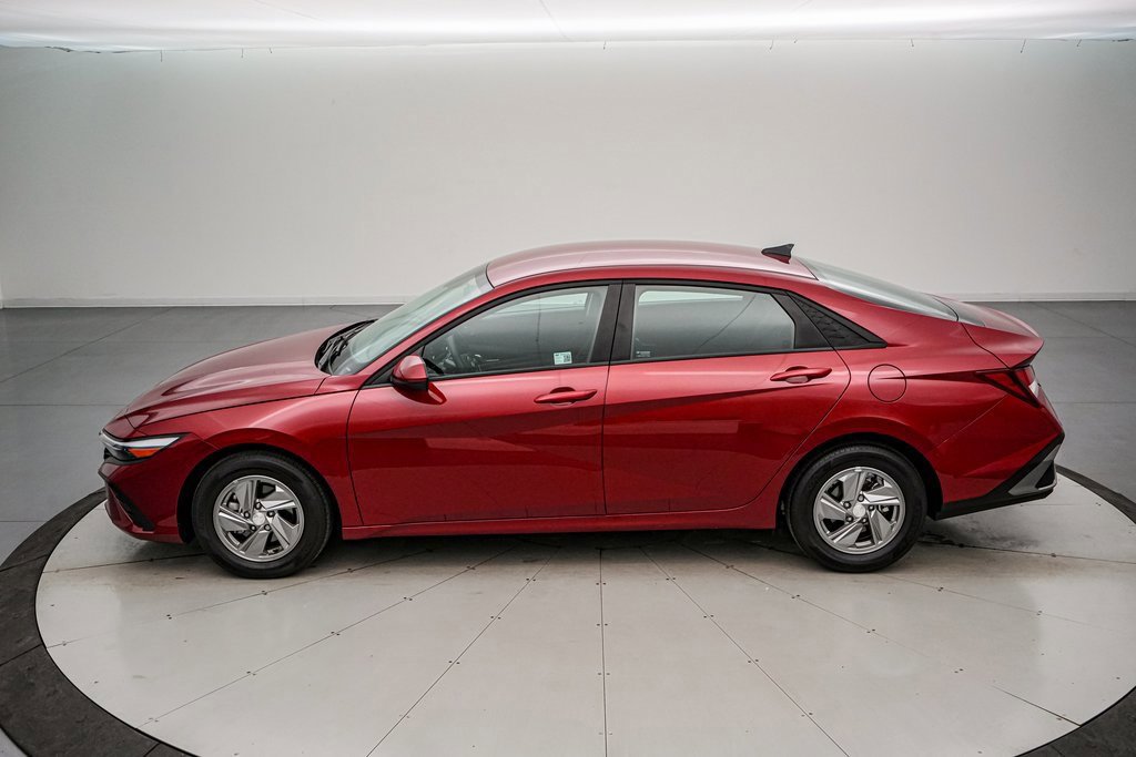 Used 2025 Hyundai Elantra SE image 2