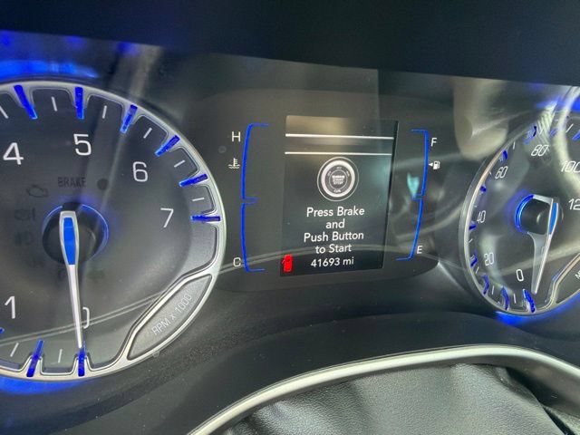 Used 2020 Chrysler Pacifica Touring-L FWD image 4
