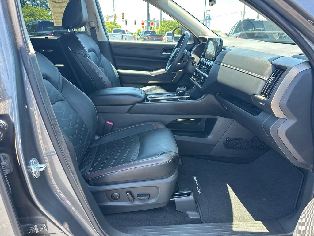 Used 2024 Nissan Pathfinder Platinum FWD image 13