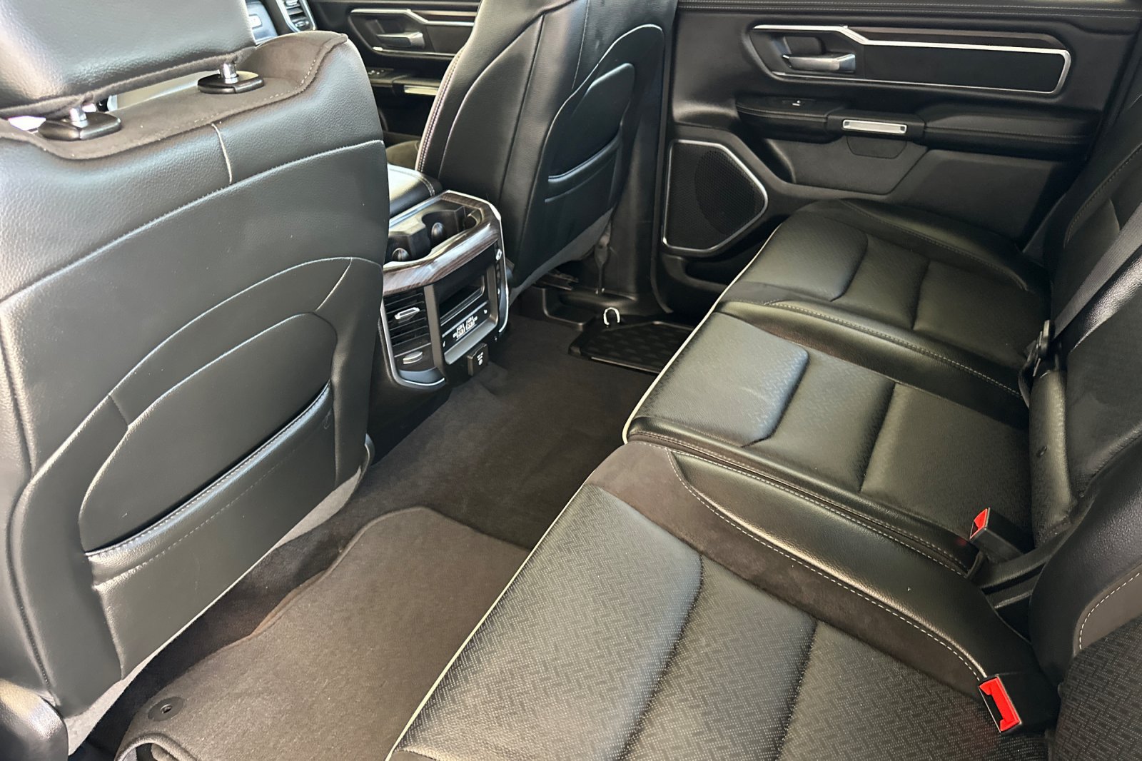Used 2025 RAM 1500 Laramie AWD/4WD image 12