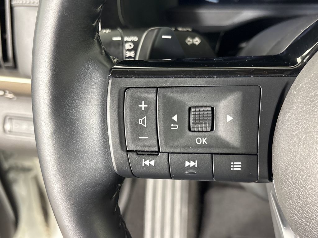 Used 2024 Nissan Pathfinder Platinum FWD image 17