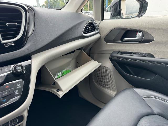 Used 2024 Chrysler Pacifica Touring-L image 18