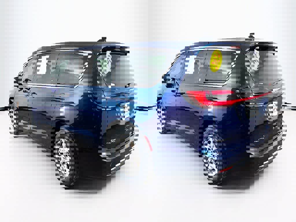 Used 2024 Chrysler Pacifica Touring-L image 4