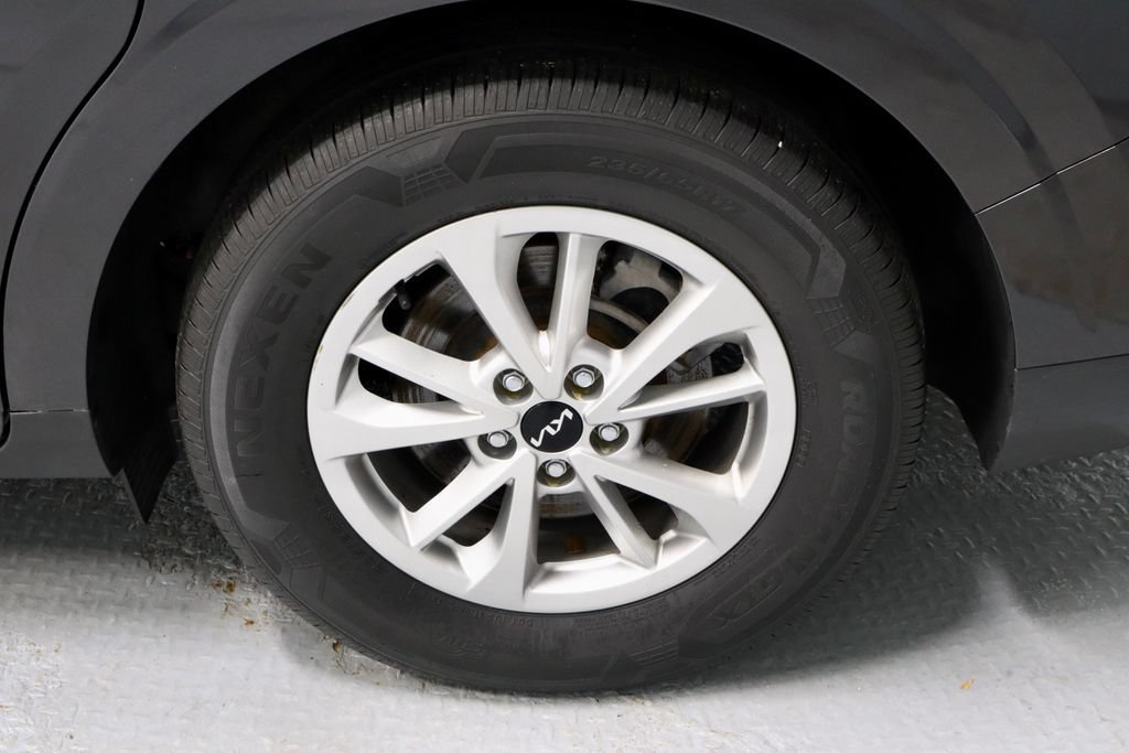 Used 2024 Kia Carnival LX FWD image 19