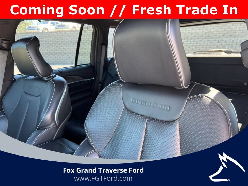 Used 2023 Jeep Grand Cherokee Overland w/ Luxury Tech Group IV AWD/4WD image 12