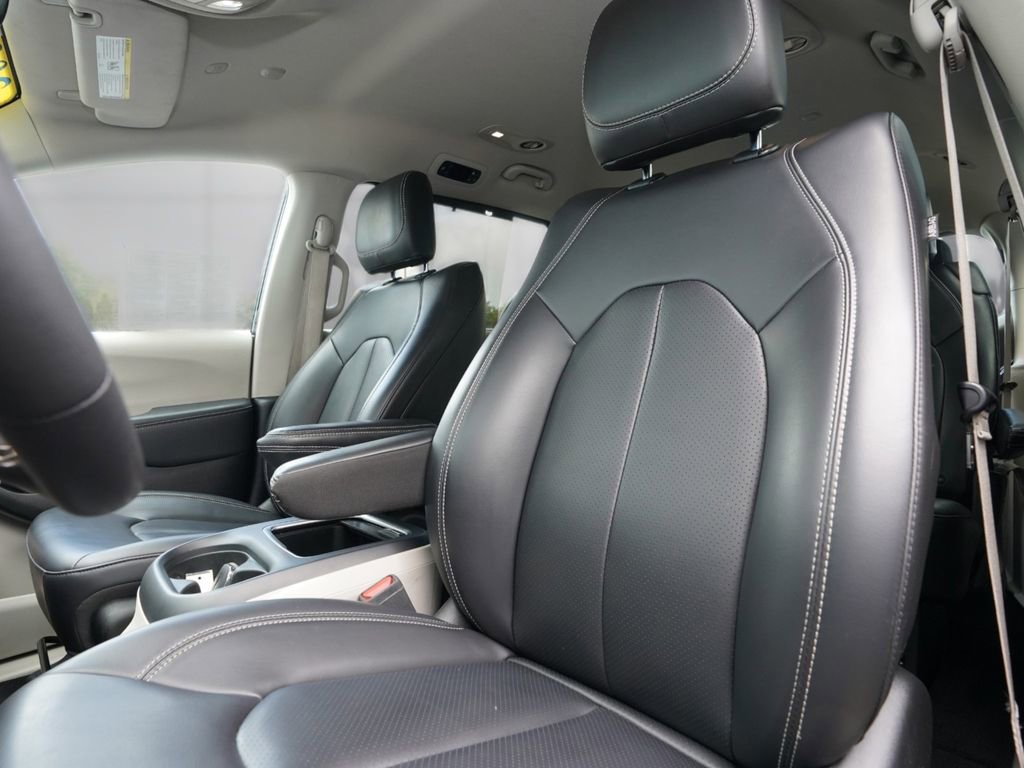 Used 2023 Chrysler Pacifica Touring-L FWD image 12