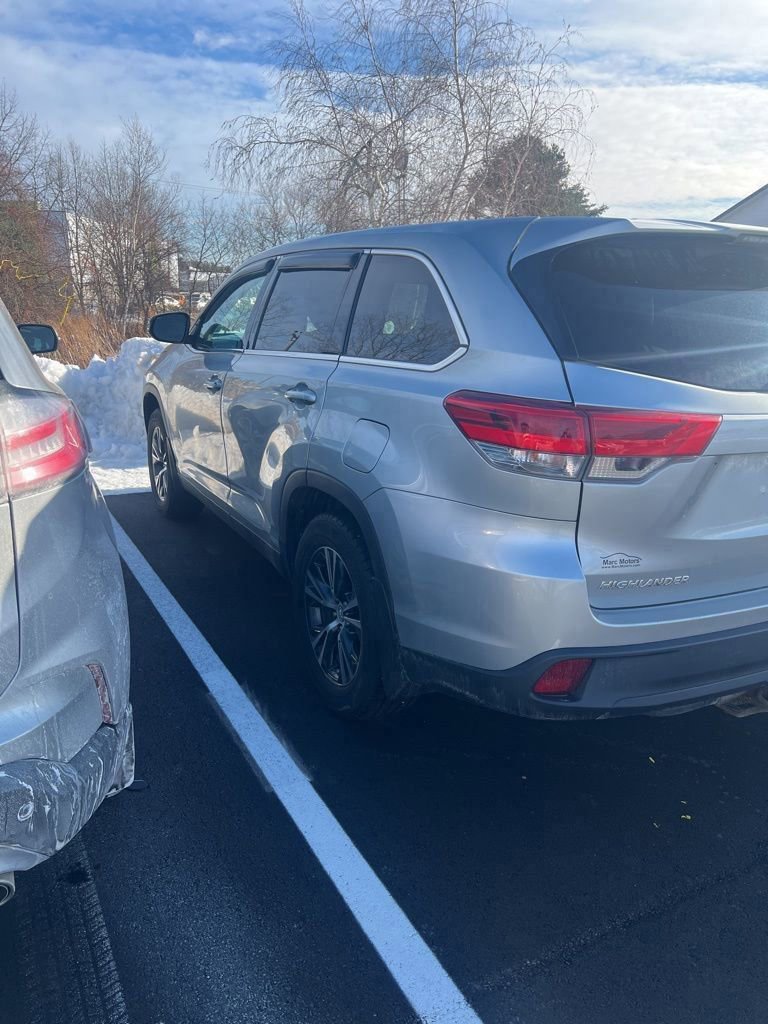Used 2019 Toyota Highlander LE image 2