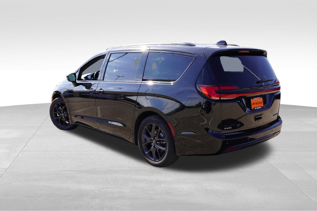 Used 2025 Chrysler Pacifica Limited FWD image 7