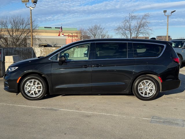 Used 2023 Chrysler Pacifica Touring-L image 2