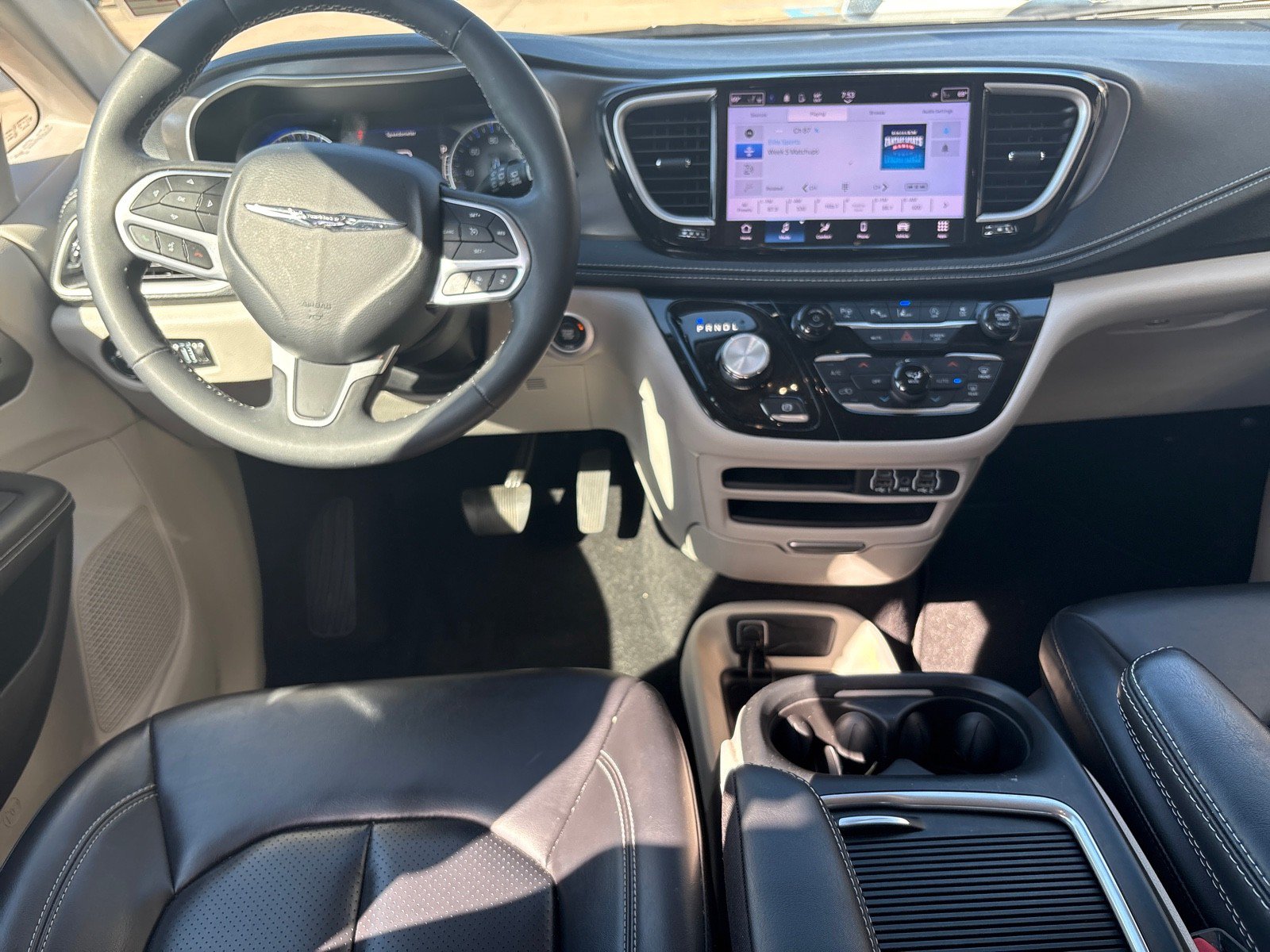Used 2023 Chrysler Pacifica Touring-L FWD image 6