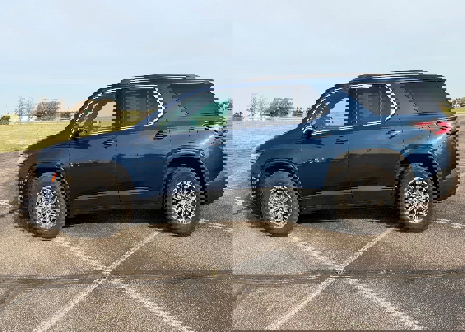 Used 2023 Chevrolet Traverse LT image 2