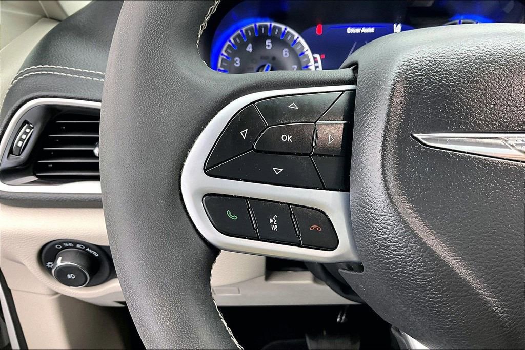Used 2023 Chrysler Pacifica Touring-L image 18