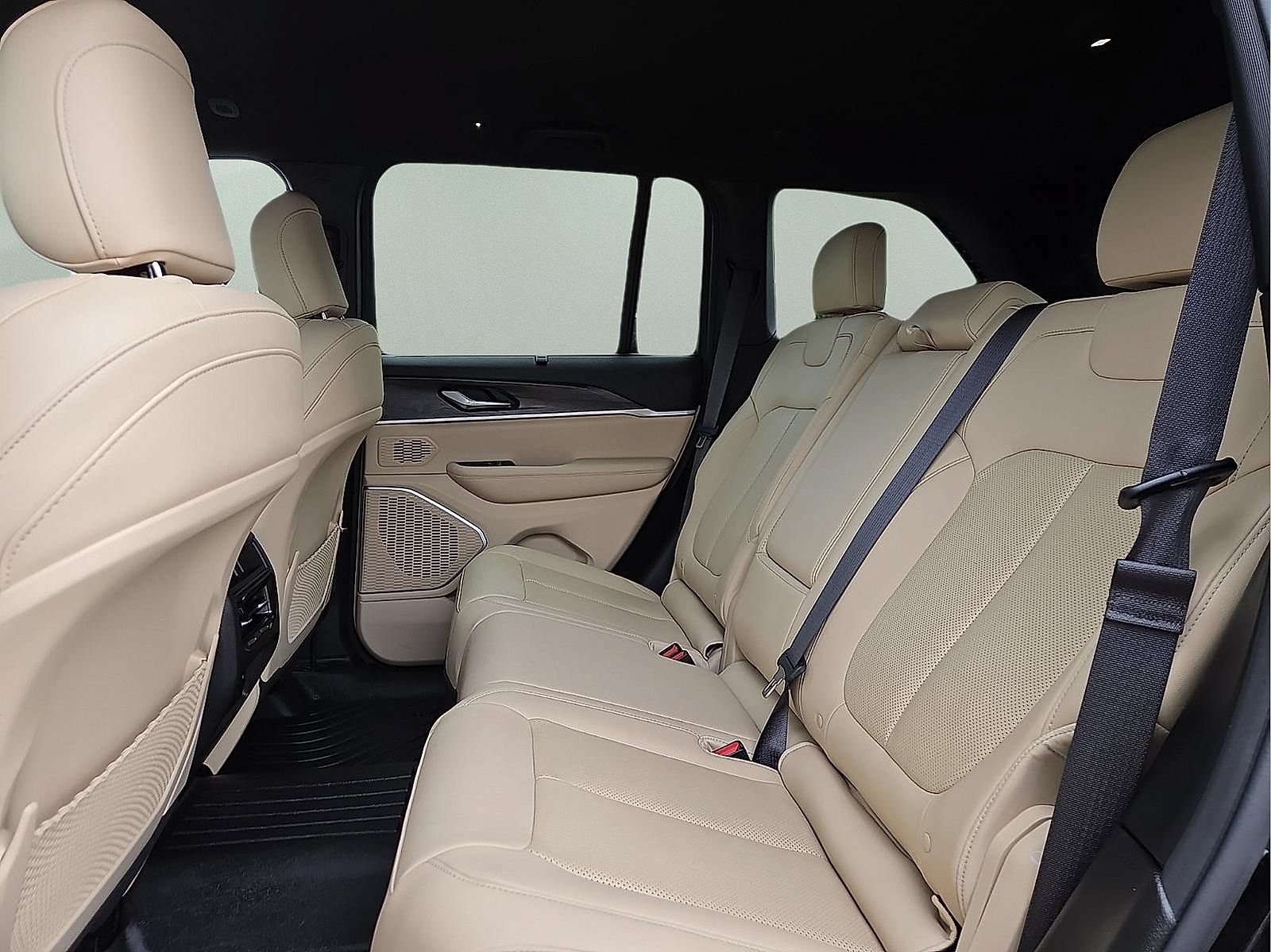 Used 2023 Jeep Grand Cherokee Limited w/ Luxury Tech Group II AWD/4WD image 10