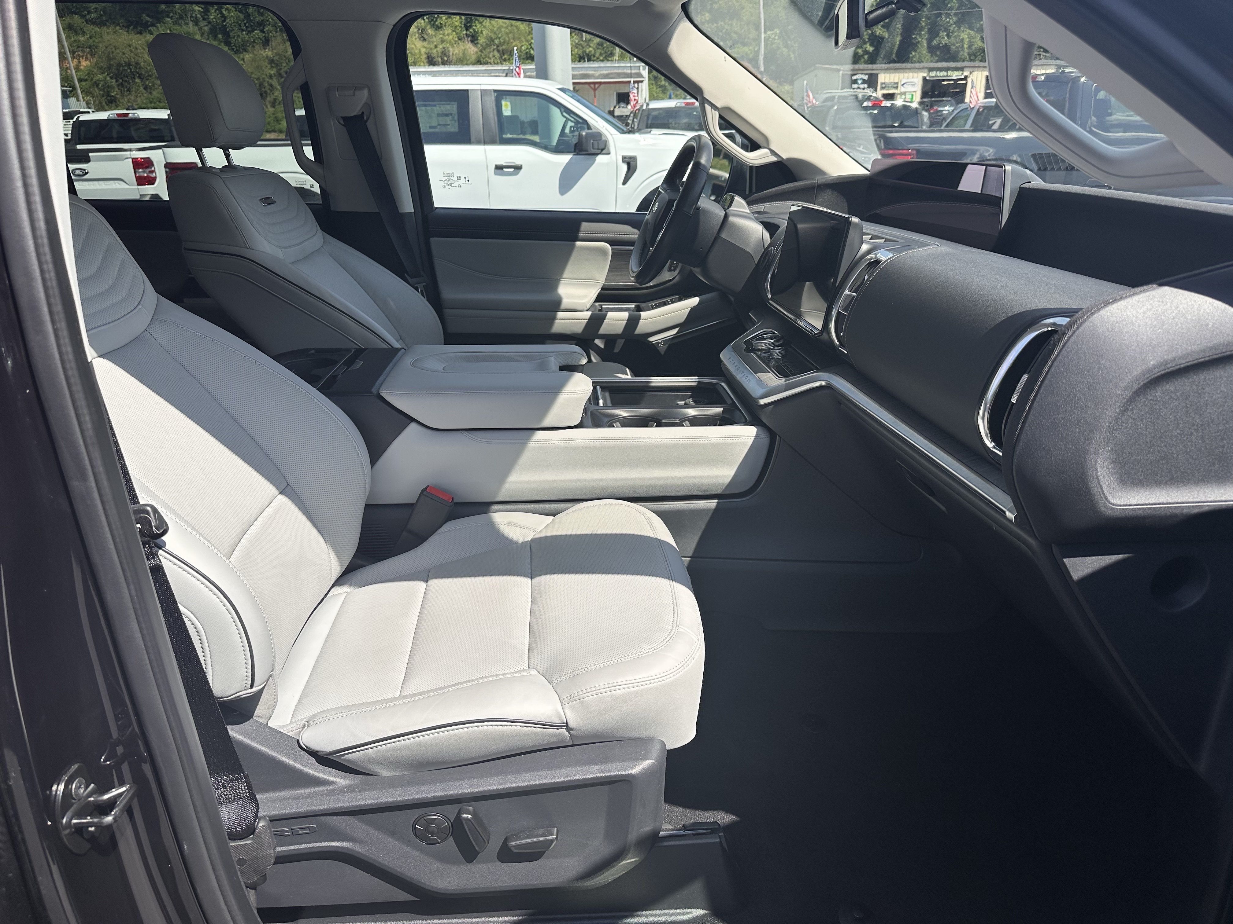 Certified 2025 Ford Expedition Platinum w/ Platinum Ultimate Package AWD/4WD image 15