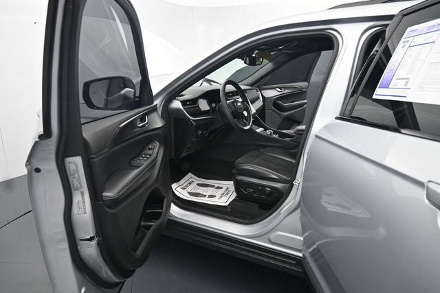 Used 2023 Jeep Grand Cherokee L Altitude AWD/4WD image 16