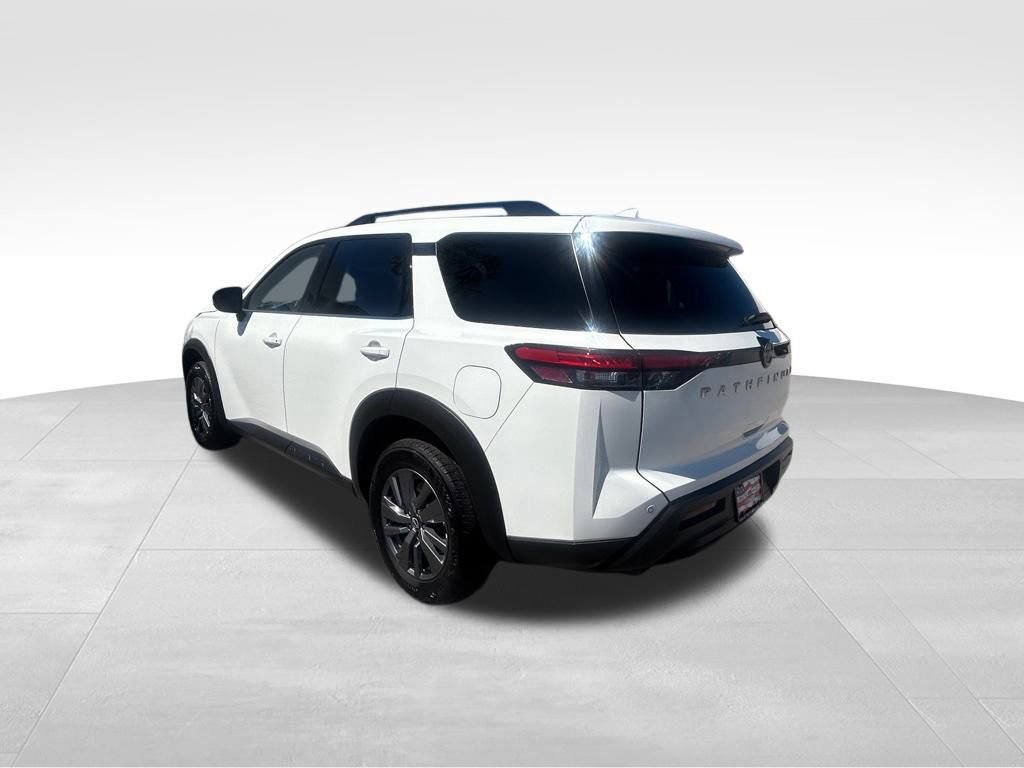 Used 2025 Nissan Pathfinder SV image 5