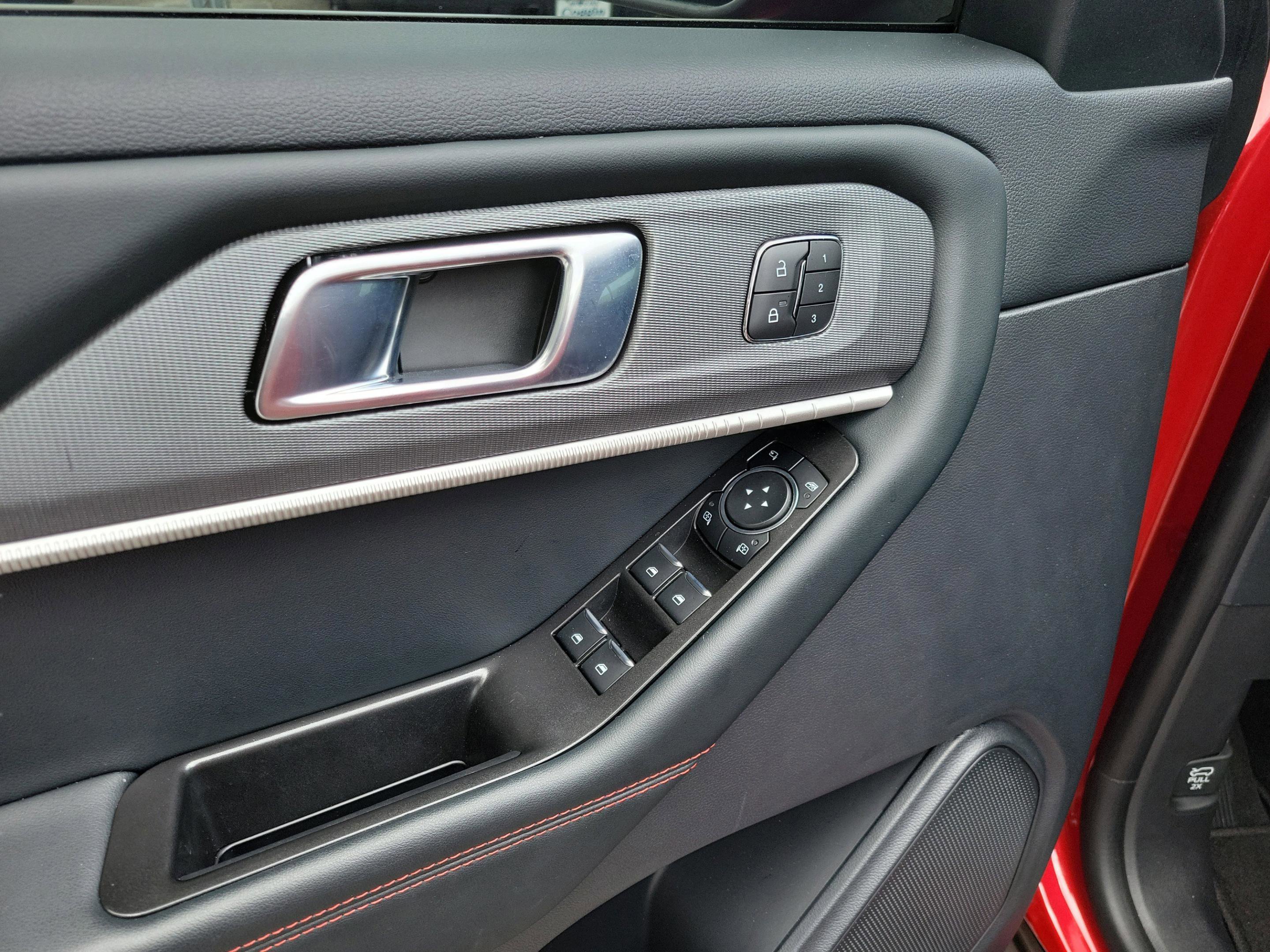 Certified 2025 Ford Explorer ST-Line w/ Premium Package RWD image 15