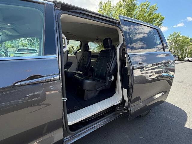 Used 2023 Chrysler Pacifica Touring-L FWD image 23