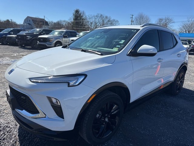 Used 2024 Buick Encore GX Sport Touring image 2