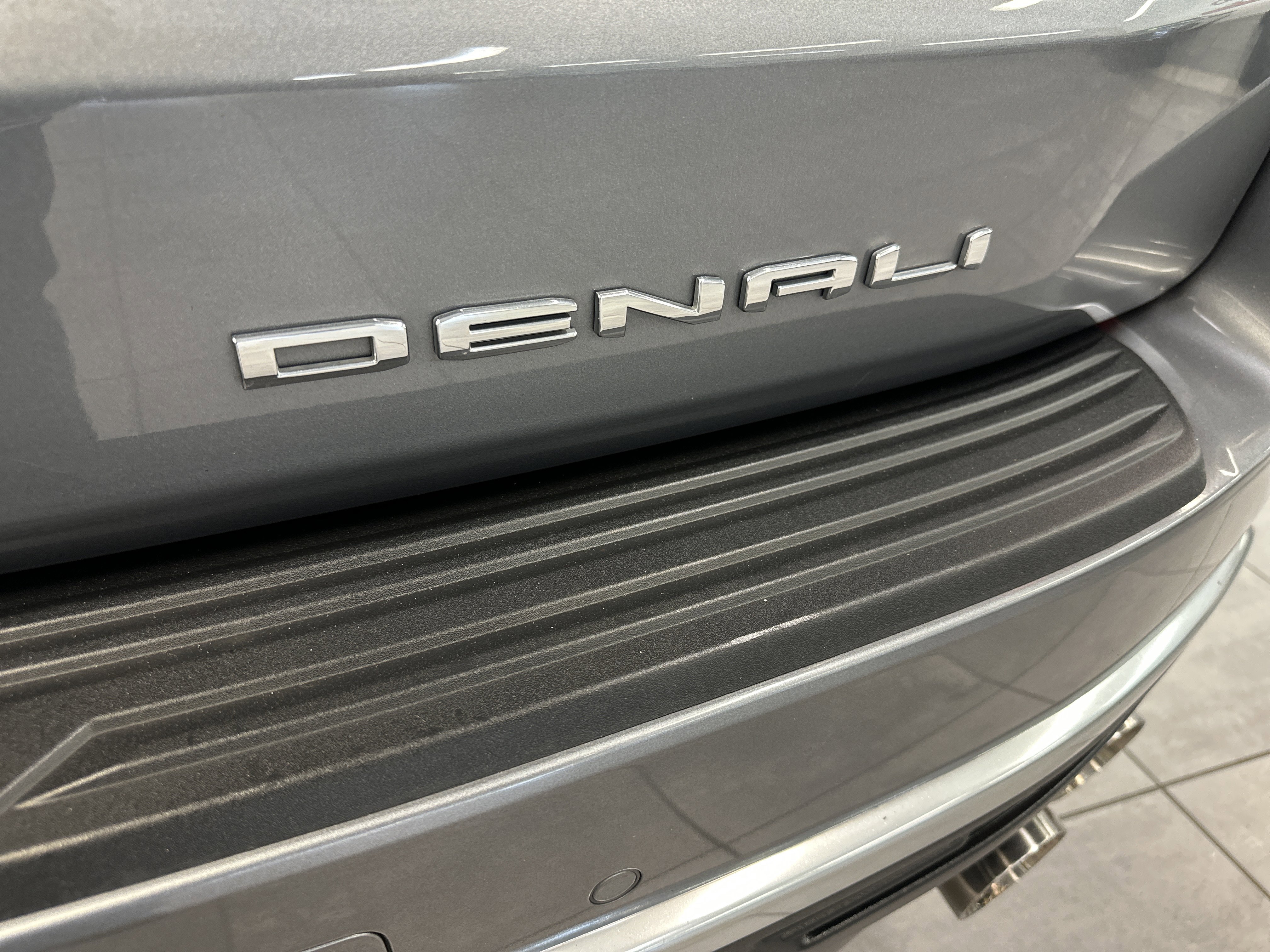 Used 2021 GMC Yukon Denali w/ Denali Premium Package image 12