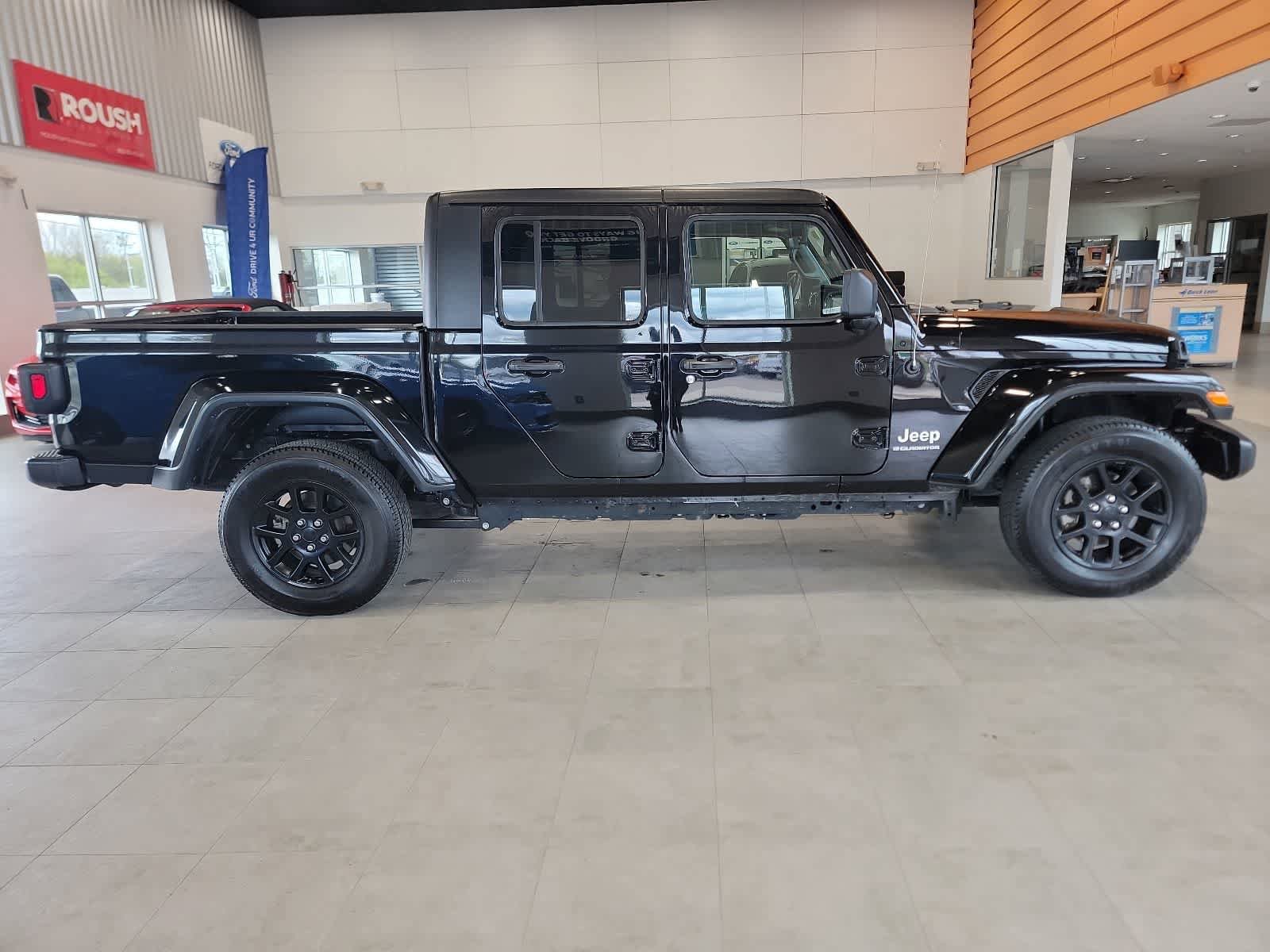 Used 2023 Jeep Gladiator Overland AWD/4WD image 4