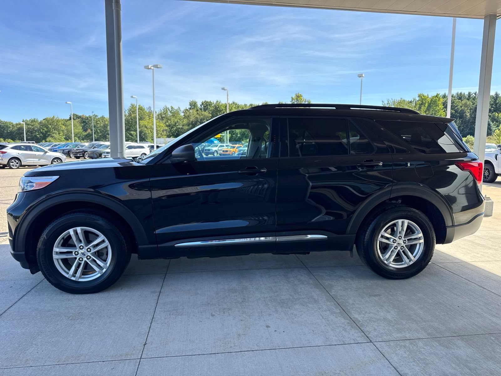Certified 2024 Ford Explorer XLT w/ Equipment Group 202A AWD/4WD image 4