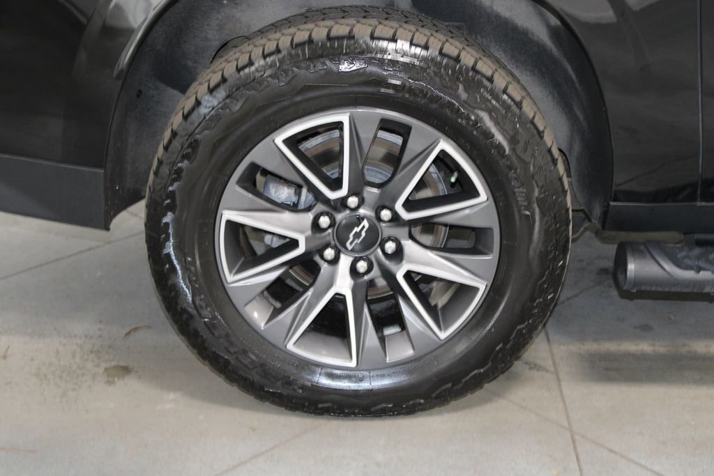 Used 2023 Chevrolet Suburban Z71 w/ Luxury Package image 18