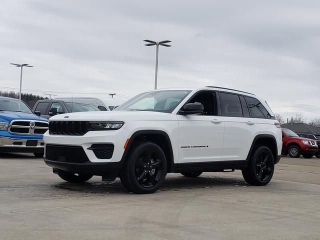 Used 2024 Jeep Grand Cherokee Altitude AWD/4WD image 4