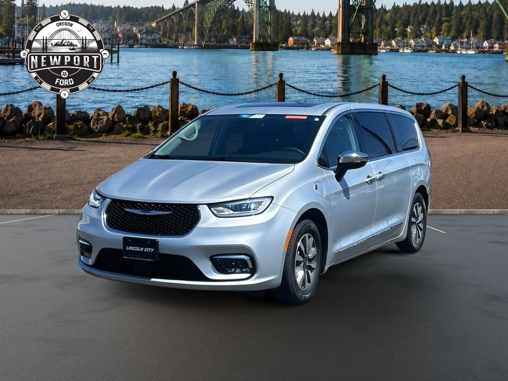 Used 2023 Chrysler Pacifica Limited w/ Uconnect Theater Family Group FWD image 4
