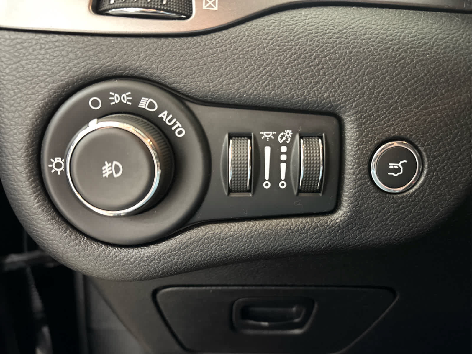 Used 2020 Jeep Cherokee Limited AWD/4WD image 19